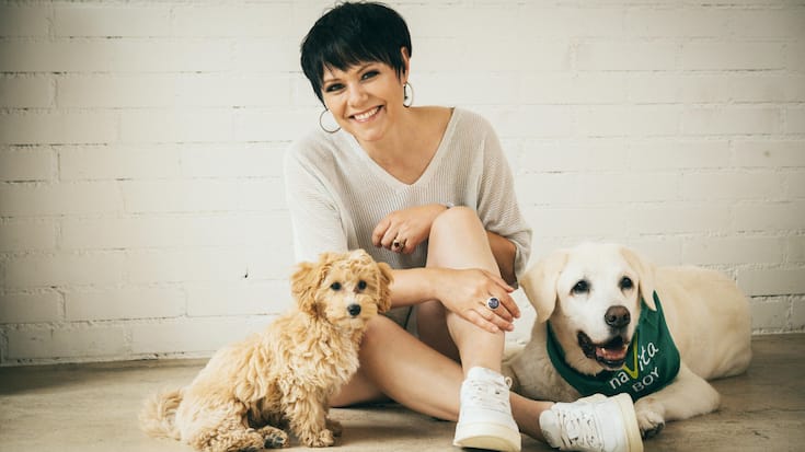 Francine Jordi mit ihren Hunden Theo und Liseli 2025