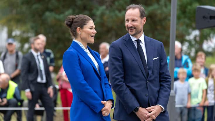 Haakon und Victoria bei der Einweihung der schwedisch-norwegischen Polizeistation in Magnor