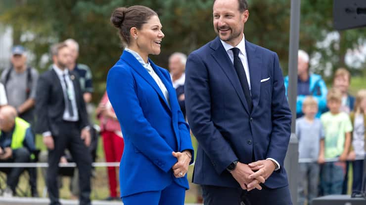 Haakon und Victoria bei der Einweihung der schwedisch-norwegischen Polizeistation in Magnor