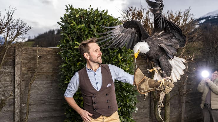 Marco Kunz aka KUNZ in der Greifvogelstation.