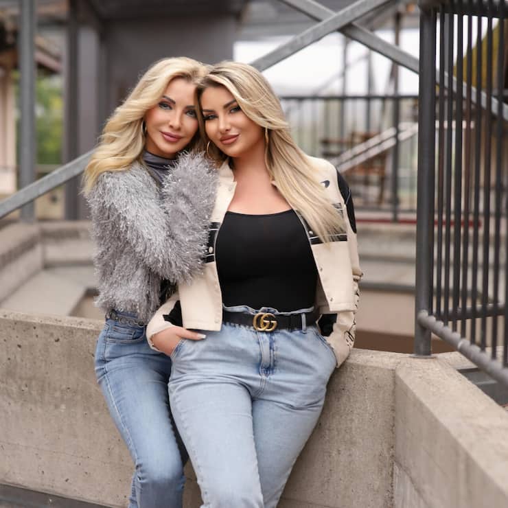 Marianne &amp;amp; Carina draussen an Mauer 1-copyright MC1.jpg