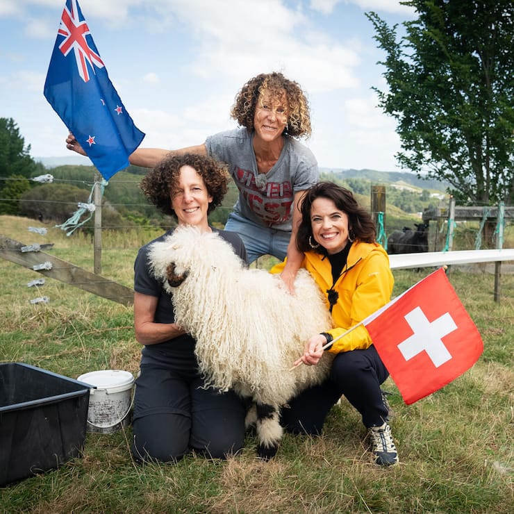 /Volumes/PIX/Bildarchiv_Sendungen_und_Magazine/DOK/Auf_und_davon_Neuseeland/2024/Zwillinge Imhasly_Schafe