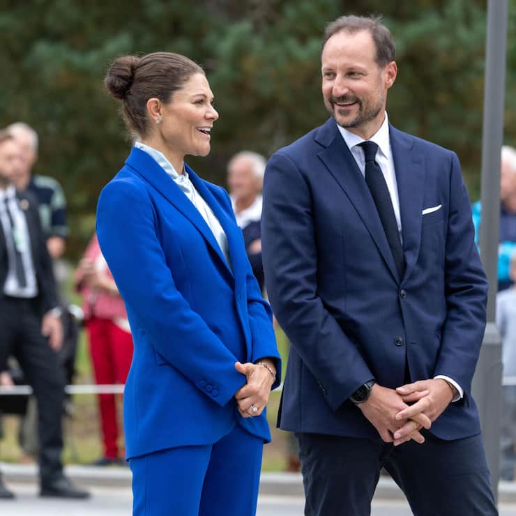 Haakon und Victoria bei der Einweihung der schwedisch-norwegischen Polizeistation in Magnor