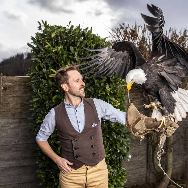 Marco Kunz aka KUNZ in der Greifvogelstation.