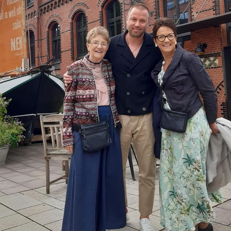 jonny fischer u Mutter:insta.jpg