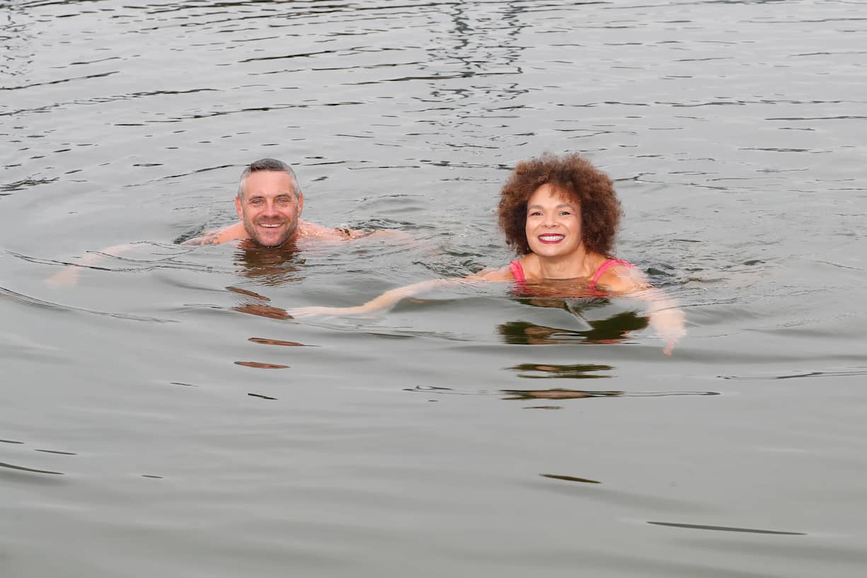 Auch in der kalten Saison wollen Carmen und Fabian weiterhin in den See. «Wir wurden kürzlich im ‹Eisvogelclub› aufgenommen.»