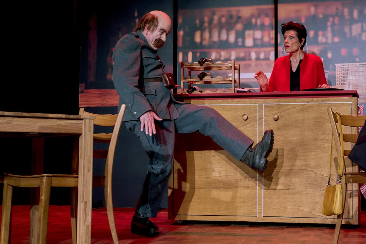 Patrick «Almi» Allmandinger als Läppli und Maja Brunner als Frau Müller im Stück «Mensch ­Läppli».