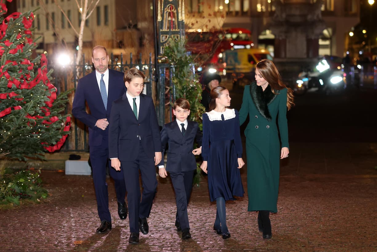 Bei ihrem traditionellen Weihnachtskonzert kann Prinzessin Kate auf ihren Ehemann, Prinz William, und ihre drei Kinder, George (2.v.l.), Louis und Charlotte zählen.