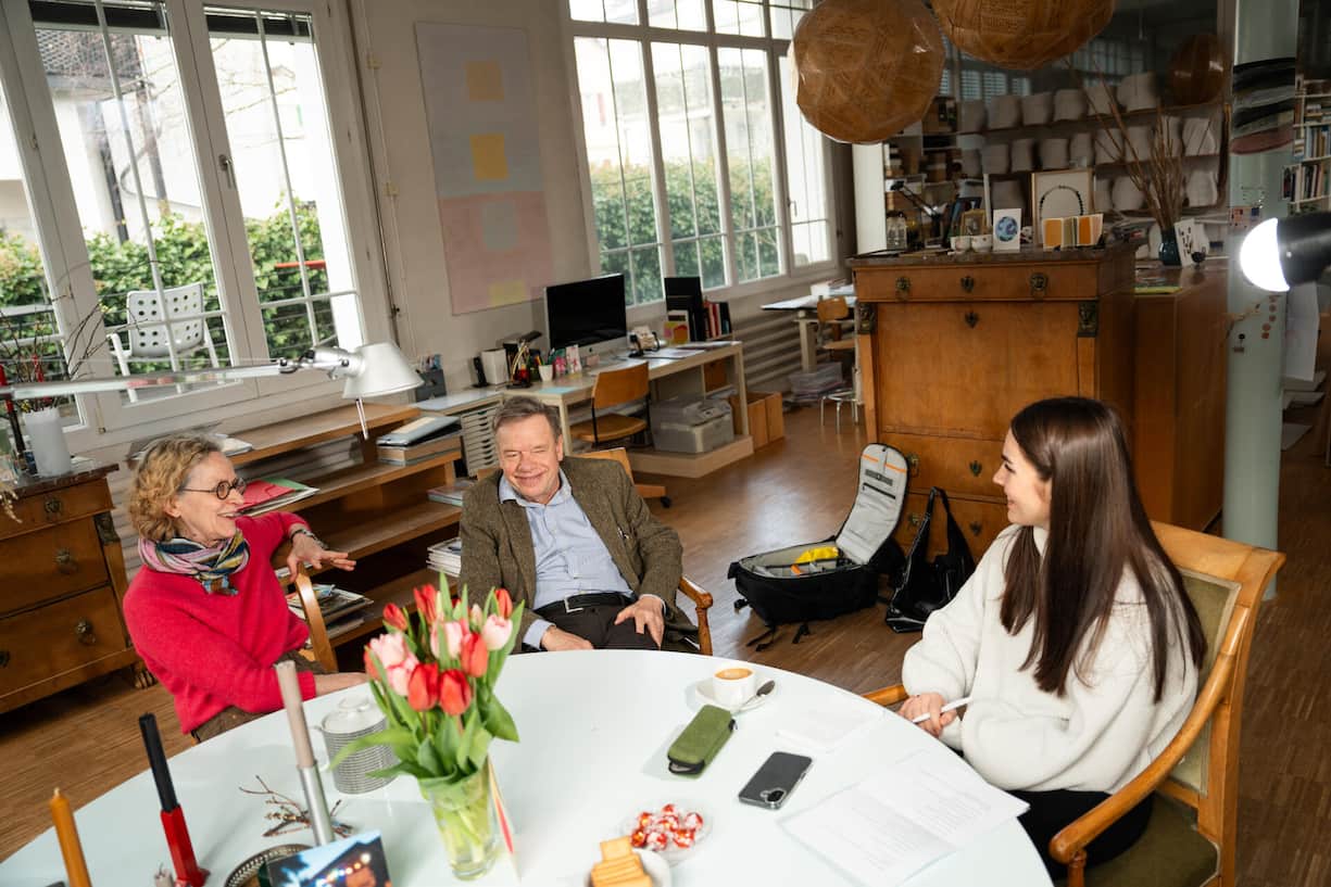 Erna und Rolf Hürzeler beim Interview mit GlücksPost-Volontärin Chiara Schmed.