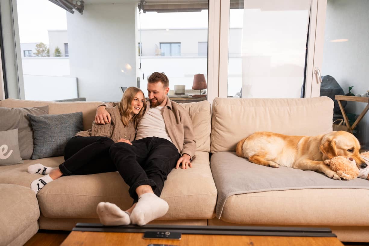 Gemeinsam haben Briarund Yannick Schwaller nicht nur einen Sohn, sondern auch Golden Retriever Charlie.