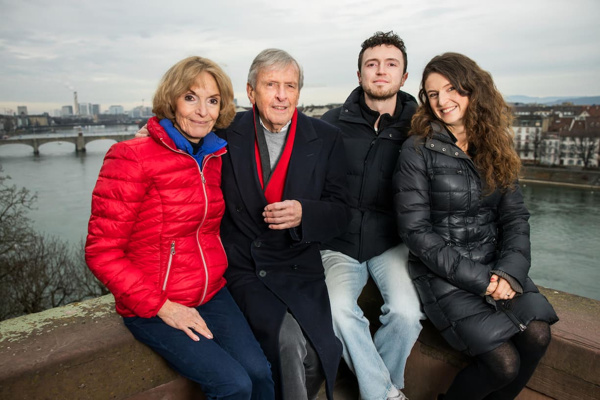 Kristina Nel und Helmut Förnbacher mit ihren Kindern Julian und Sandra. Am 25. Januar lädt die Familie in Basel zur Filmvorführung von «Sommersprossen».