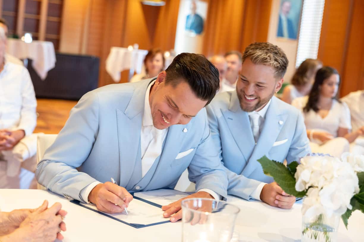 Am 25. Juli 2025 nimmt Michael Graber (r.) bei der Trauung den Nachnamen von Sven Epiney (l.) an.