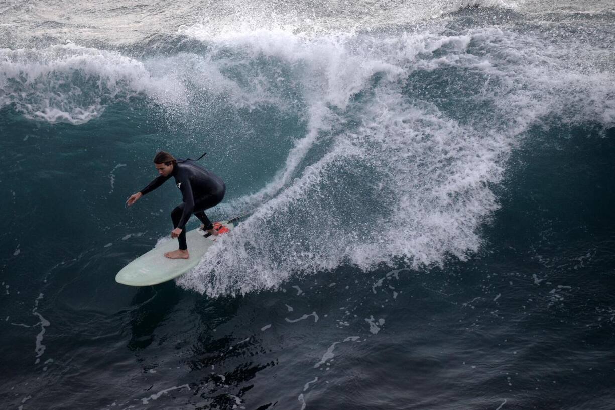 Das Balancegefühl vom Surfen, hier in Teneriffa, dürfte Joel Mattli auch beim Tanzen zugutekommen.