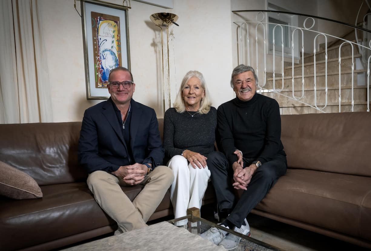 Leutenegger-­Familienrunde auf der Couch: Sohn Jean-­Claude, Ehefrau Anita und Hausi.