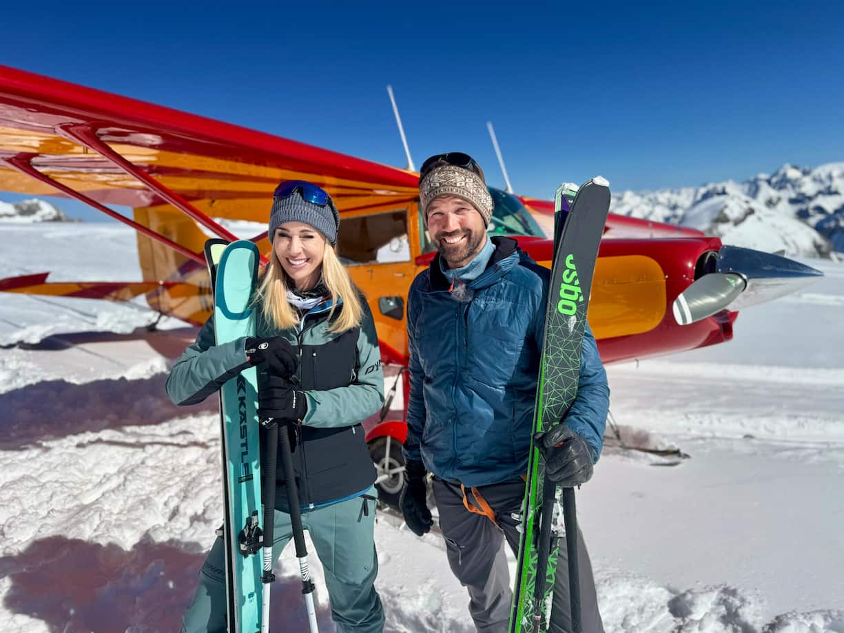 Beim Dreh begleitet er Nicole Berchtold zur Berghütte, nachdem diese mit einem Flächenflieger auf dem Gletscher landete.
