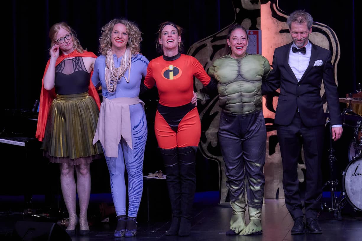 Die Ex-Freundinnen auf der Bühne (von links): Musikerin Sonja «Füchsli» Füchslin, Martina «Gelbi» Lory, Anikó «Rösle» Donáth und Isabelle «Brownie» Flachsmann.