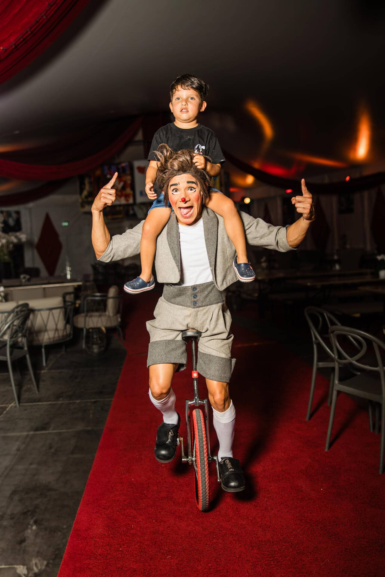 Spass mit Papa: Maximiliano erkundet den Zirkus gerne.