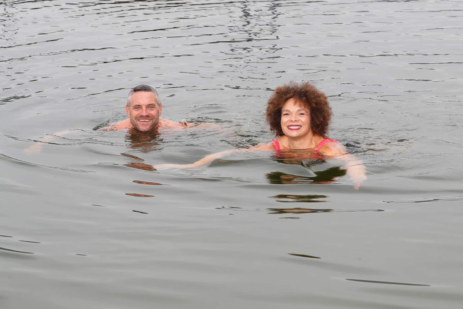 Auch in der kalten Saison wollen Carmen und Fabian weiterhin in den See. «Wir wurden kürzlich im ‹Eisvogelclub› aufgenommen.»