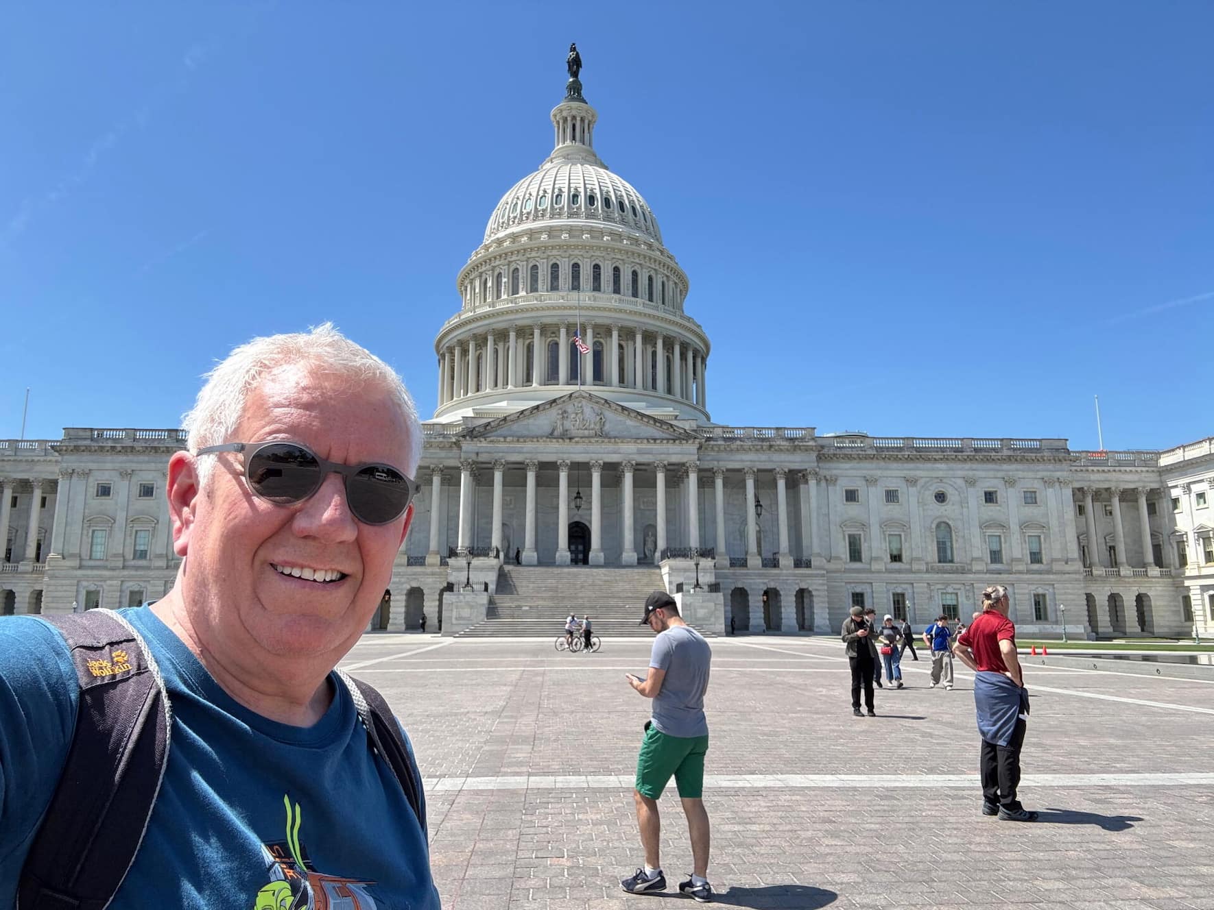 Nach seiner letzten TV-Sendung flog Röbi Koller in die USA. Dort machte er halt vor dem Capitol in Washington D.C. und traf in New York SRF-Korrespondent Jens Korte.