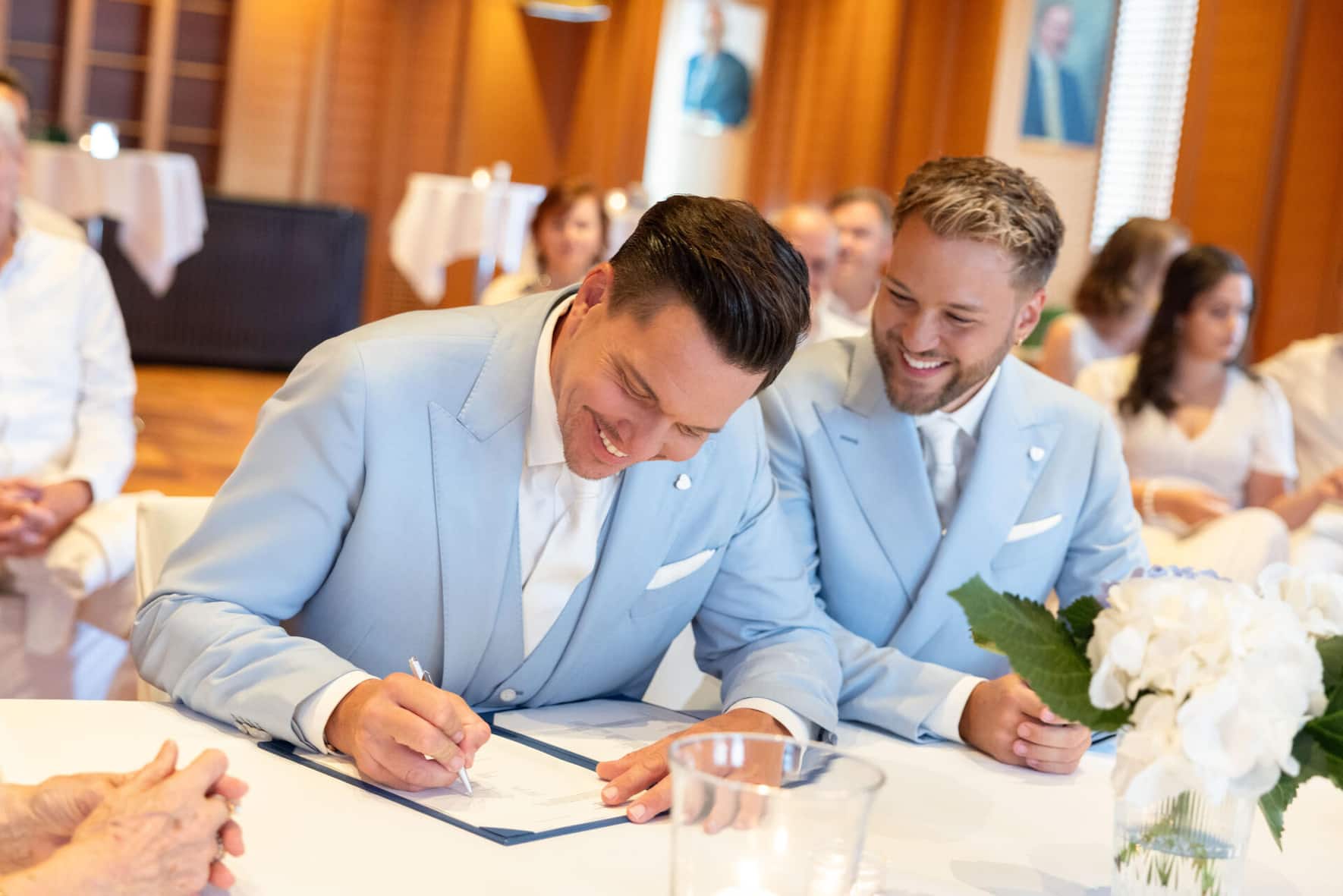 Am 25. Juli 2025 nimmt Michael Graber (r.) bei der Trauung den Nachnamen von Sven Epiney (l.) an.