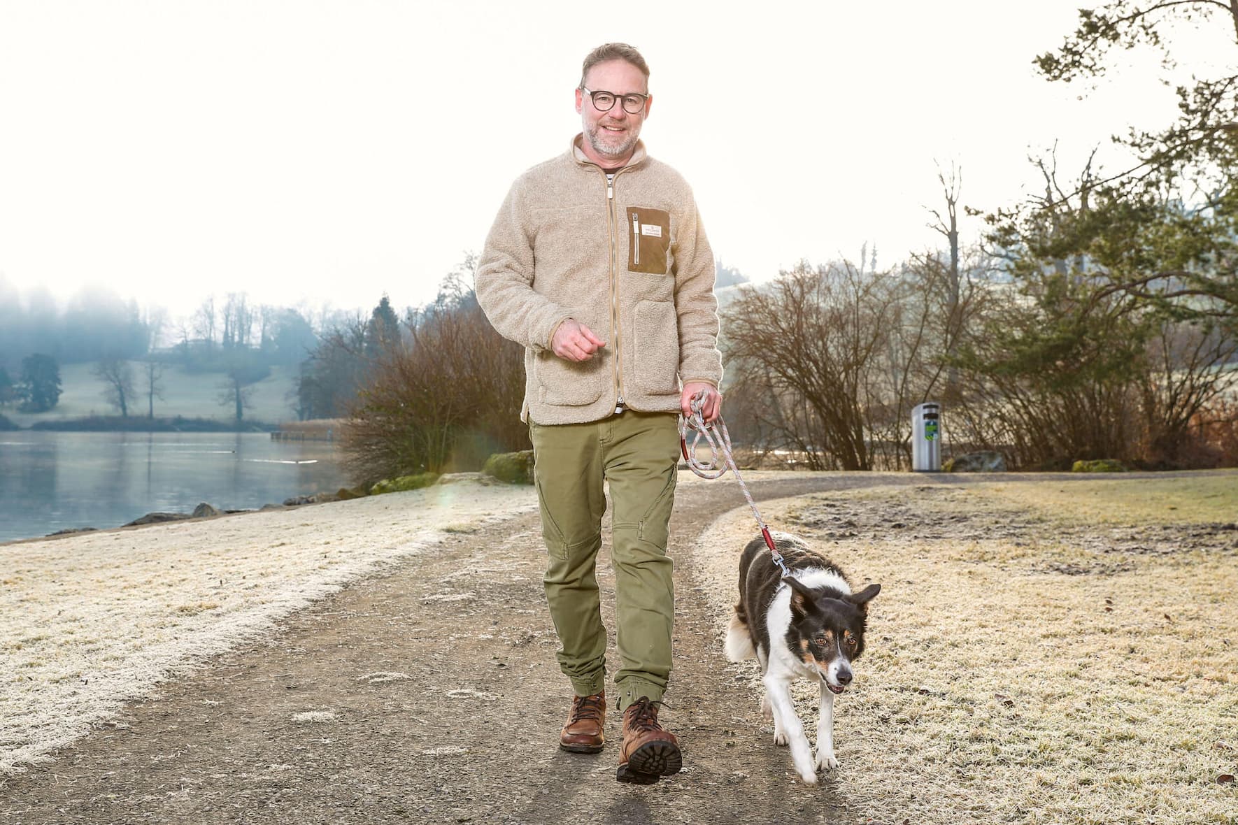 Der Sport kommt bei Hartmann momentan zu kurz – umso mehr schätzt er Spaziergänge mit seiner Hündin.