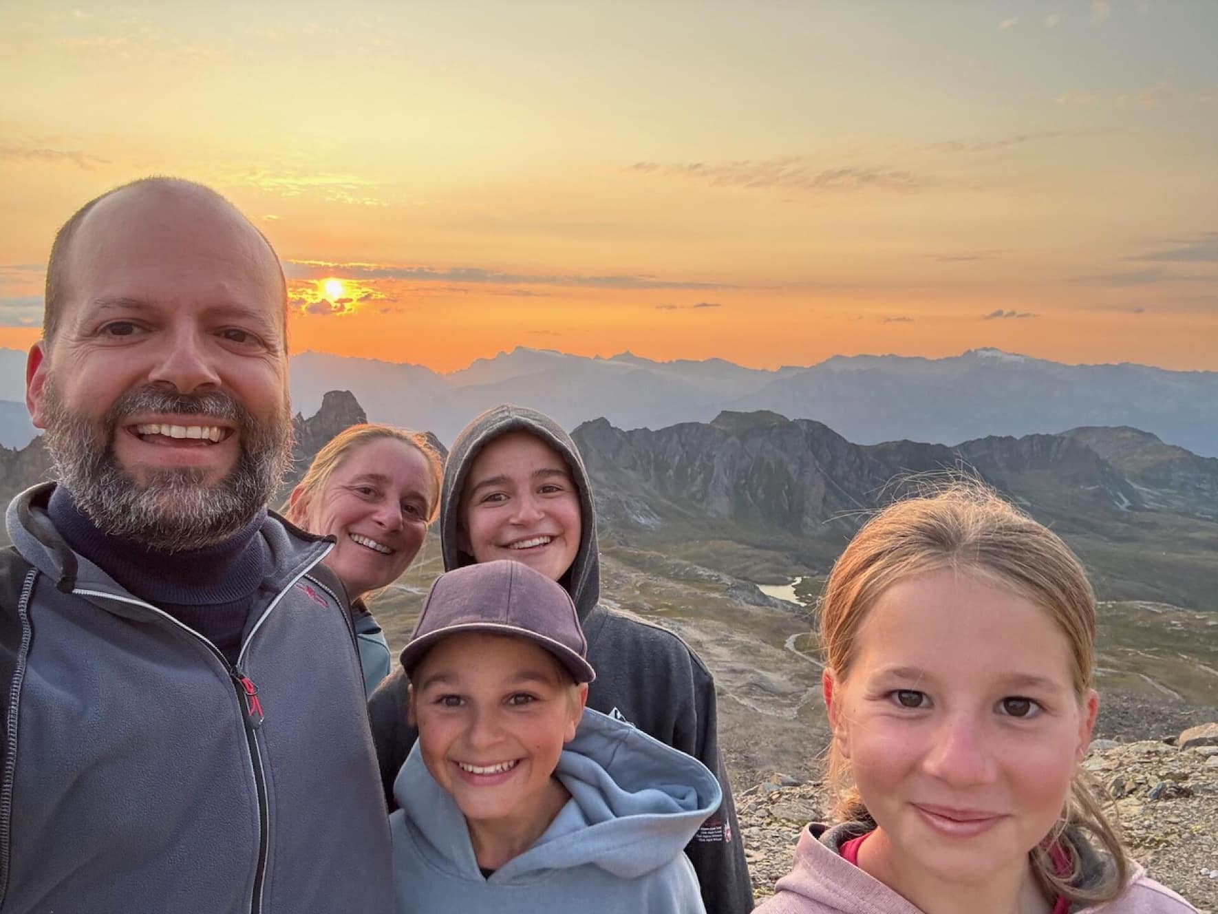 Die Familie von Wyss am Wandern: Paco (Mitte) mit seinen Eltern Leo und Elke und den Schwestern Sarah und Ylva (r.).