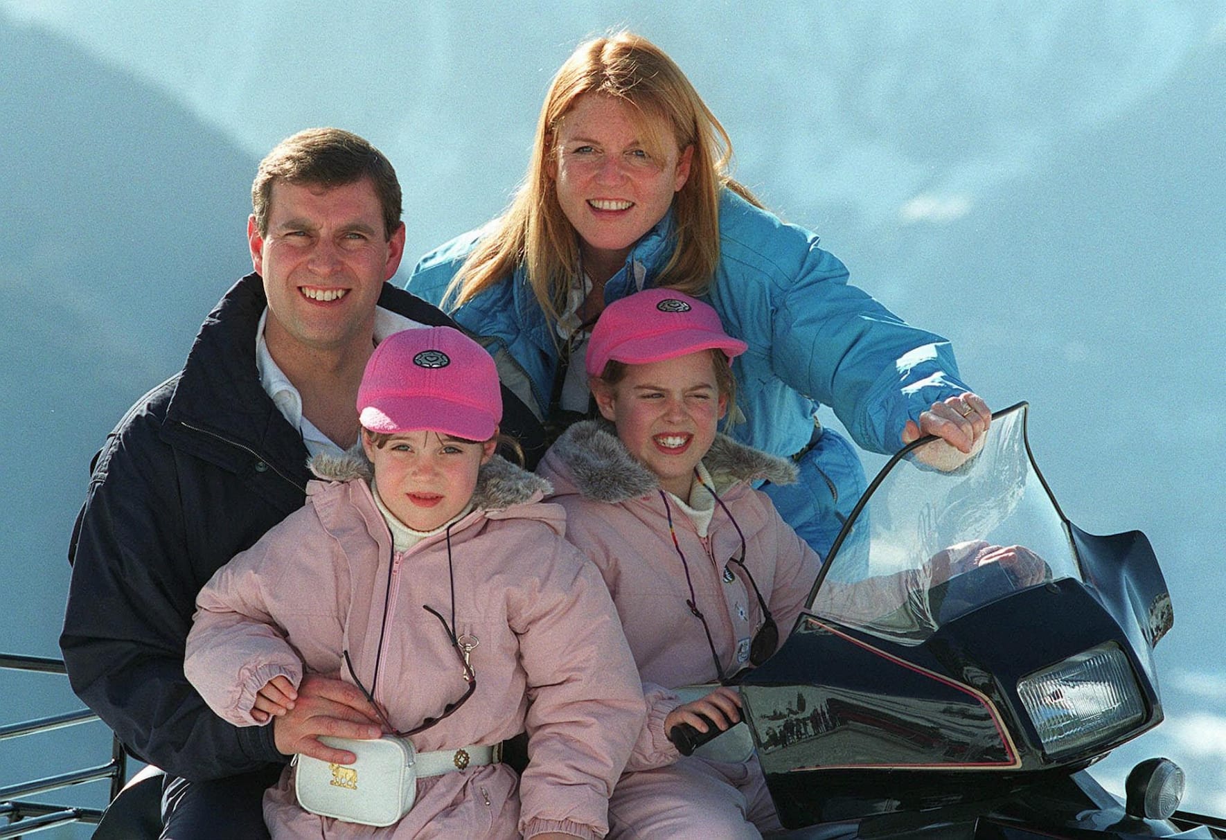 1998 war die Welt noch in Ordnung. Mit ihren Töchtern und Ex-Prinz Andrew machte Fergie Skiferien in Verbier VS.