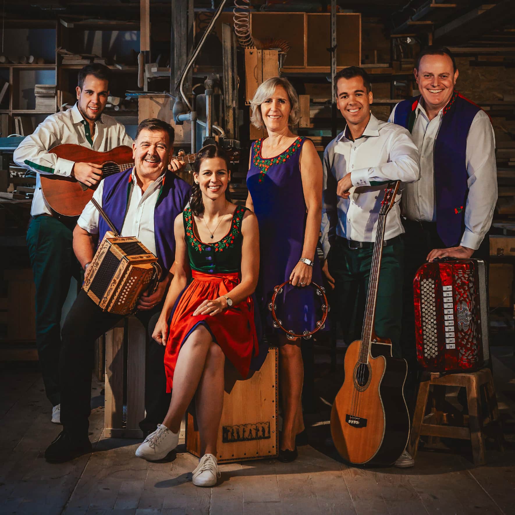 Ab dem 19. Februar ist Vätu Oesch (2. v. l.) ­wieder mit der Volks­musikgruppe Oesch’s die Dritten auf «Händmade im Club»-Tour.