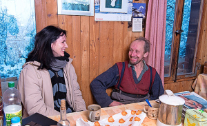 Bauer Ueli hat Kaffee  gekocht und plaudert mit GlücksPost-Redaktorin  Simone Matthieu.