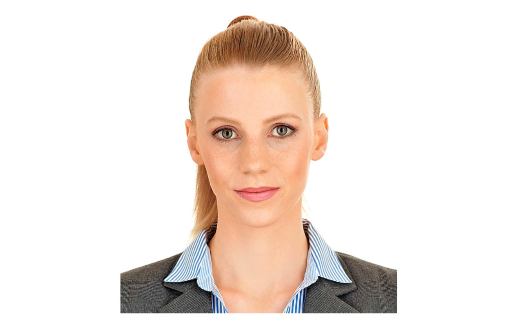 2016-15-Frisur-streng-zurück