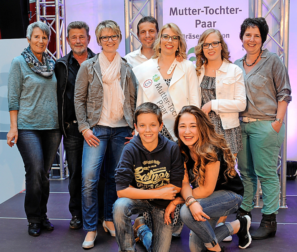 Die ganze Familie freute sich mit dem Siegerpaar, v. l.: Ernas Eltern Lisä und Köbi, die Schwestern Heidi und Maya, Lebenspartner Martin; vorne Delias Bruder Remo und ihre Cousine Julia.