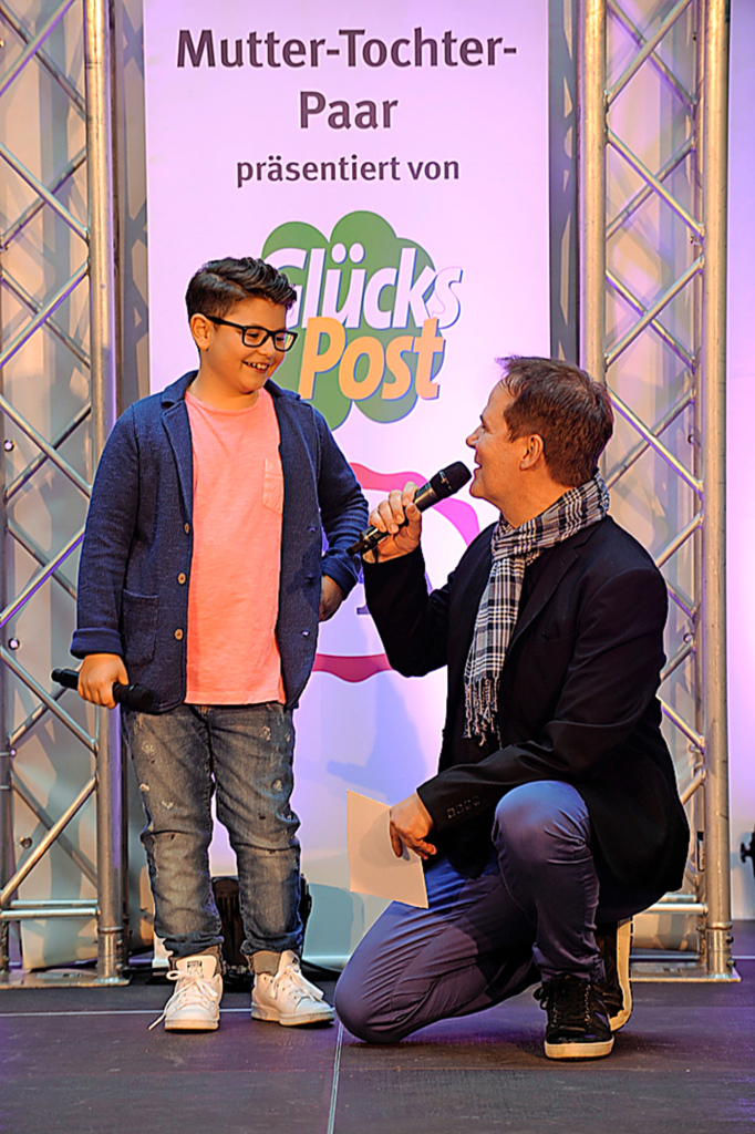 Flavio Rizzello beeindruckte mit seiner Stimme auch Moderator Joerg Kressig, der vor ihm in die Knie ging.