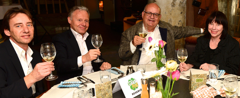 Hoch die Gläser: GP-Chef Leo Lüthy, Ralph Büchi, Delegierter des Verwaltungsrats von Ringier Axel Springer Schweiz AG, und Zeitschriften-Chef Urs Heller feiern Béatrice Zollinger.
