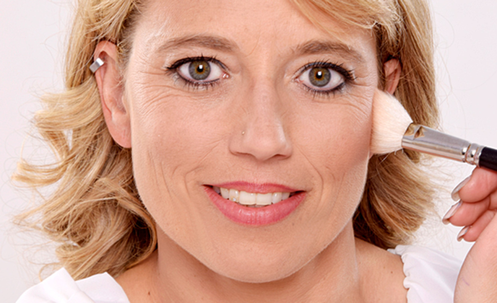 Rouge zurückhaltend und nicht zu breit auftragen. Pastell Compact Blush Nr. 25 alluring rose.