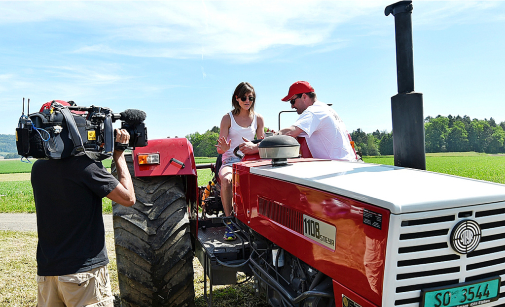 Üben! Daniel Jäggi, Präsident der Schweizer Tractor Pulling Vereinigung, liess die Moderatorin in seinem Team starten und gab ihr eine kurze Fahrstunde.