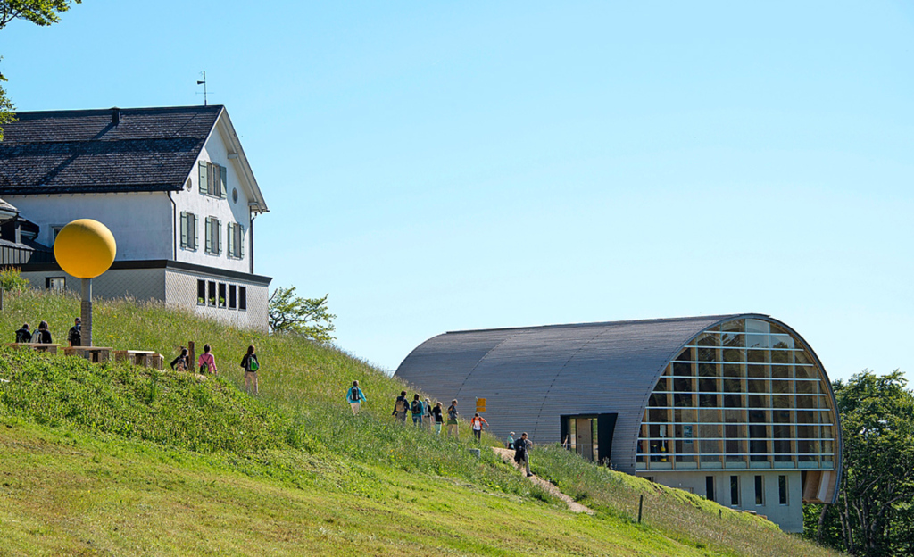 Die Bergstation – ein interessantes Bauwerk aus viel Schweizer Holz. 