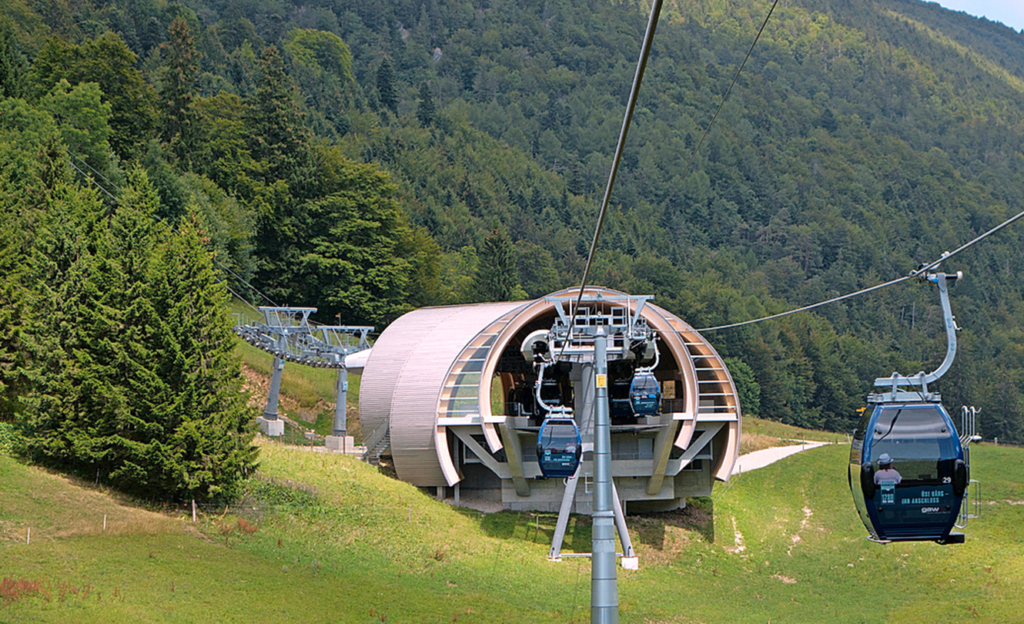 Die neue Gondelbahn fährt via Mittelstation Nesselboden zum Ziel.