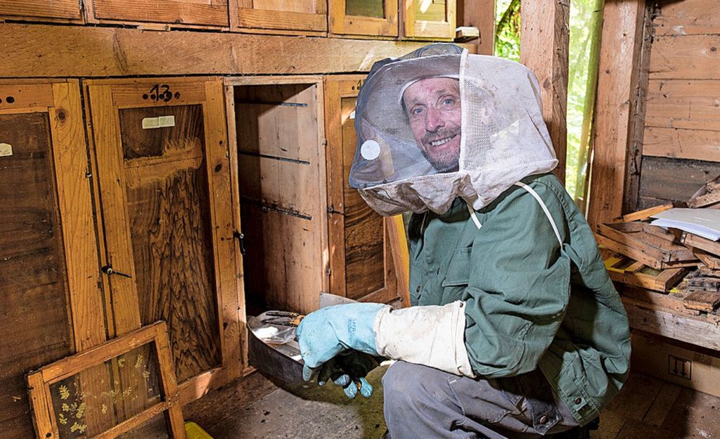 Ueli schaut gut zu seinen Bienen, er weiss, was sie für ihn leisten.