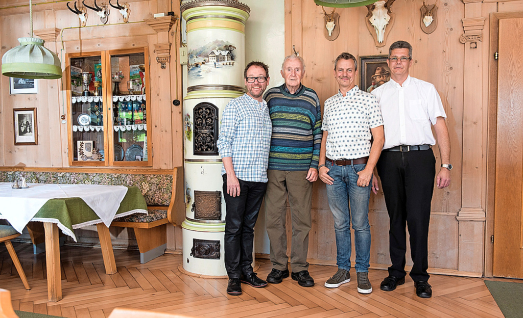 Das Paar im Gasthof Post in Elbigenalp (A) mit Huberts Vater Hans und Bruder Andreas (r.), der ihn in dritter Generation führt.