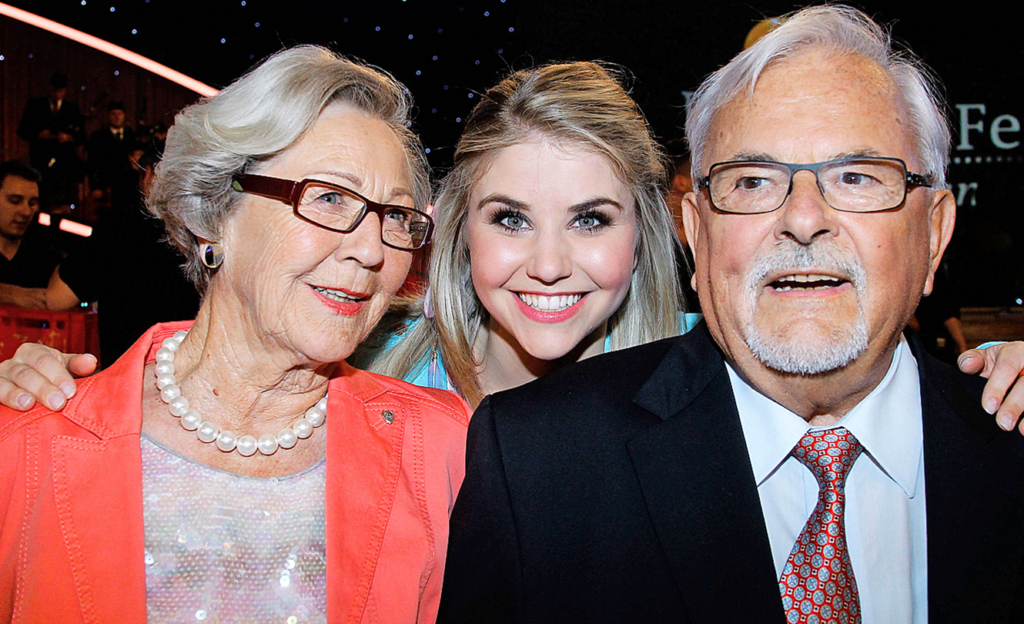 Beatrice Egli mit ihren Grosseltern Margrit und Fritz. Immer wieder besuchen sie Beatrice auch auf Konzerten.