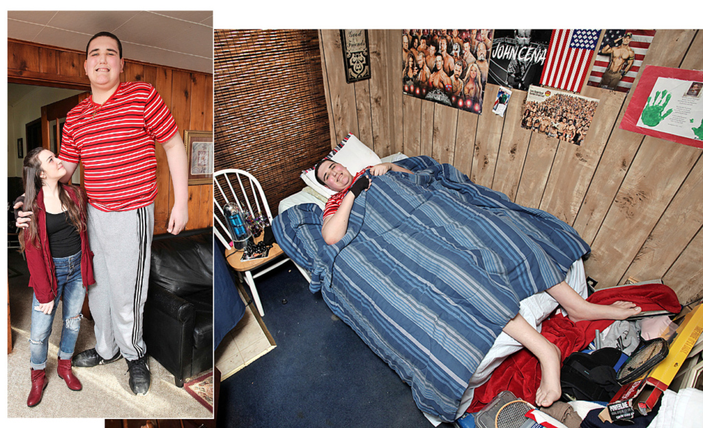 Seine Cousine Heather ist 1,65 Meter gross und blickt staunend zu ihm hoch (o.). Auch im grossen Bett finden seine Füsse keinen Platz (links).