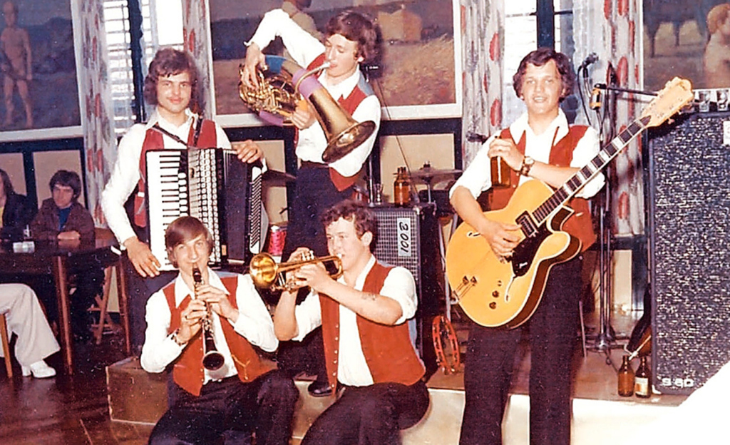 1974 spielten die jungen Musiker aus dem Mölltal als Amateure erstmals in der Schweiz, im Gasthof Krone in Lyssach BE. 