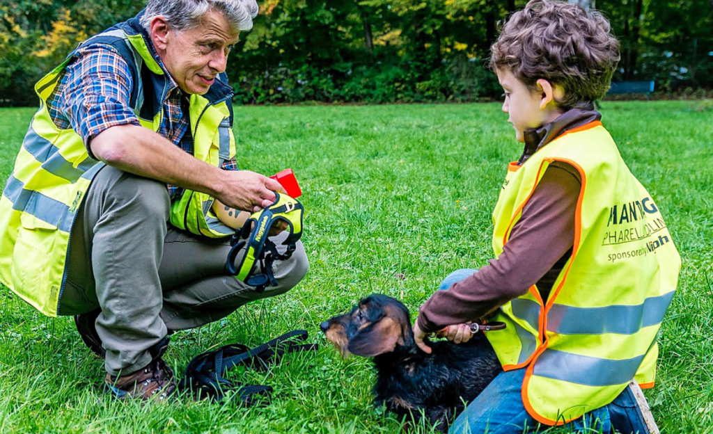 Hundtrainer Gernot Siegler beobachtet aufmerksam die Fortschritte der beiden.