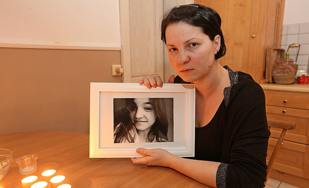 Mama Magdalena Mokris mit einem Foto ihrer verstorbenen Tochter.