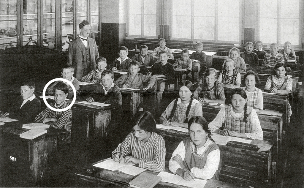 Die 1. Klasse der Bezirksschule Sins 1932/33. Vico (Kreis) und Schwester Sonia (1. Reihe links) wurden als Verdingkinder geplagt.