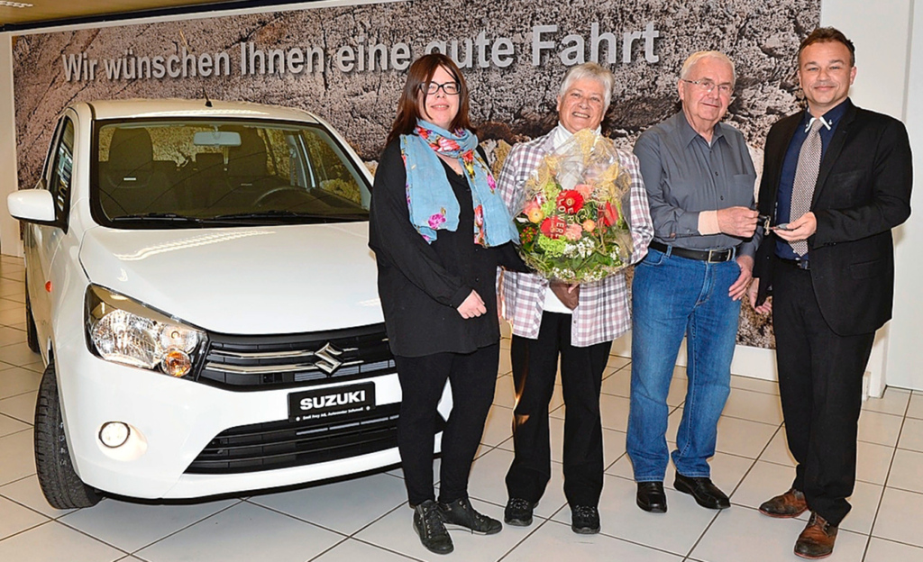 Gruppenbild mit dem brandneuen Suzuki (v.l.): Corinne Zollinger (GlücksPost), Elsbeth und Hans Grimm und Jürg Naef.
